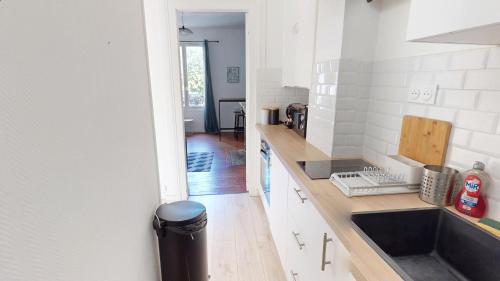 une cuisine avec un évier et un comptoir dans l'établissement Bougainville - T2 Comfort & Quiet & Train Station, au Havre