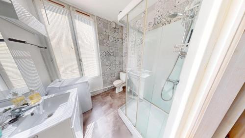 une salle de bain avec douche et lavabo dans l'établissement Bougainville - T2 Comfort & Quiet & Train Station, au Havre