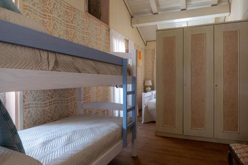 a bedroom with two bunk beds in a room at Guest house SAL E PEDRA in Villanueva de Arosa