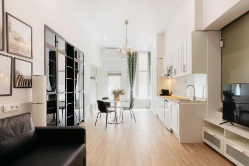 New! Comfort and Style Steps from Everything