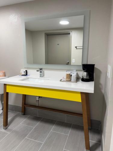 un baño con lavabo y espejo en Days Inn by Wyndham Clanton AL, en Clanton