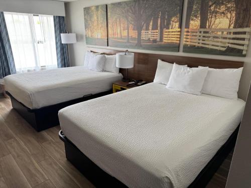 Cama o camas de una habitación en Days Inn by Wyndham Clanton AL