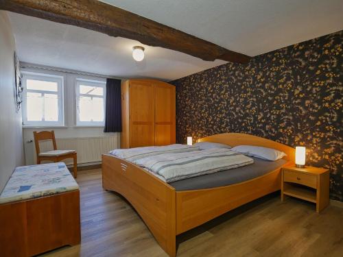 una camera da letto con un letto grande con una struttura in legno di Ferienhof Zinn a Lauterbach