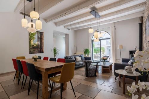 un salon avec une table et des chaises dans l'établissement Villa Terra by Festif Azur - House 250m2 Quiet, 5 min walk from Palais des Festivals and Beaches, à Cannes