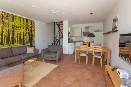 a living room with a couch and a table at Lieblingsplatz im Reethus in Putbus