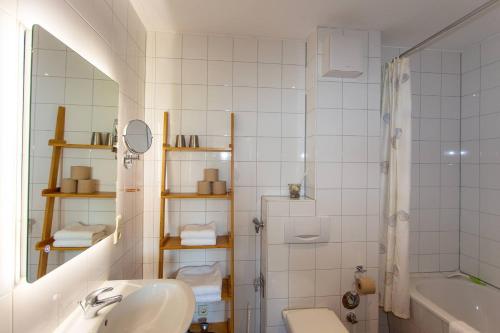 a bathroom with a sink and a toilet and a shower at Lieblingsplatz im Reethus in Putbus