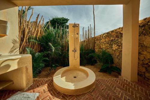a bathroom with a toilet sitting on a brick floor at Buena Vida Macao 7 habitaciones in Salado
