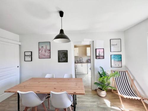 une salle à manger avec une table et des chaises en bois dans l'établissement Maison 300m de la plage, à Andernos-les-Bains