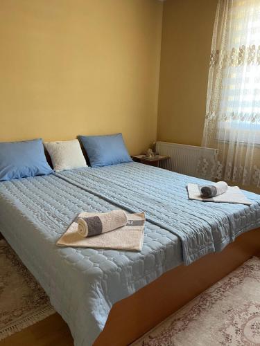 a bedroom with a bed with two towels on it at Apartman CVET Bajina Bašta in Bajina Bašta
