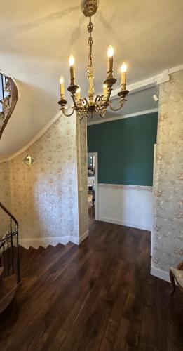 a chandelier in the middle of a living room at Maison de l'Aumance in Meaulne