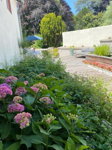 a garden with pink flowers in a yard at Maison de l'Aumance in Meaulne