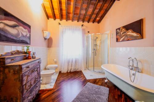 Ένα μπάνιο στο Holiday Home Croce with Spa