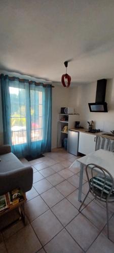 un salon avec un canapé et une table dans l'établissement Chez Jean Michel, à La Celle-sous-Gouzon