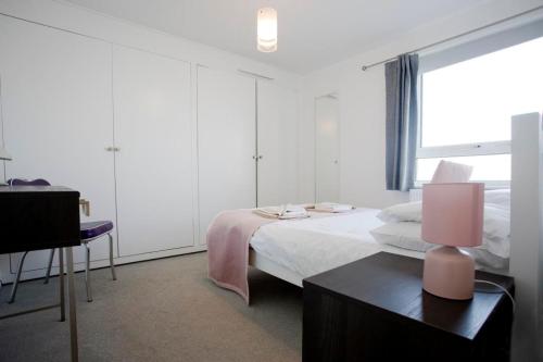 Postel nebo postele na pokoji v ubytování Quayside Court first floor flat 2 in center of Swanage with amazing sea views