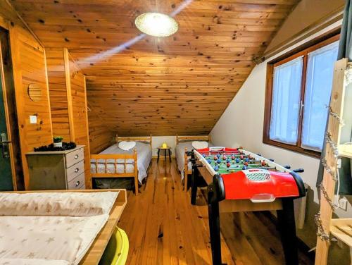 - une chambre avec un lit et une table dans l'établissement Location CHALET VOSGES CHEZ SEVERINE, à Ventron
