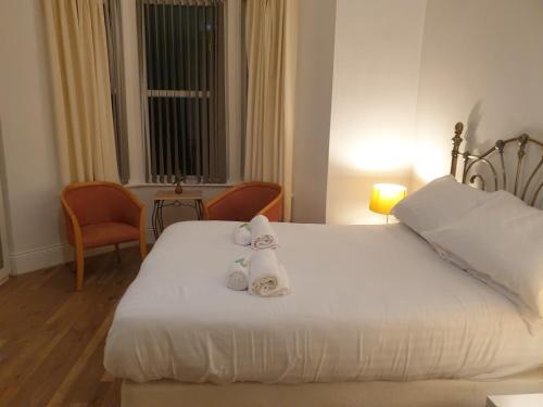 een hotelkamer met een bed met handdoeken erop bij Cosy Family Flat in Elswick