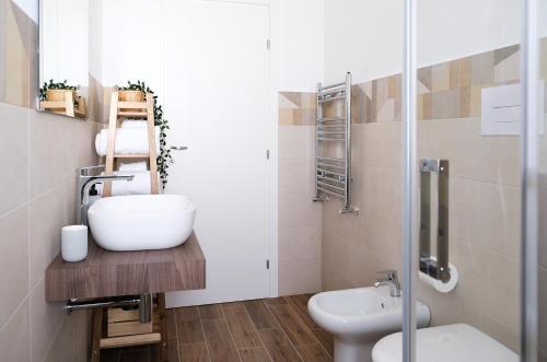 a bathroom with a sink and a toilet at Asia cozy apartment in Milazzo