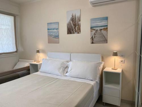 a bedroom with a bed with two night stands and two lamps at Hotel Raffaelli Villa Angela in Forte dei Marmi