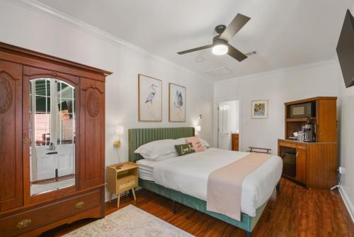 Ένα ή περισσότερα κρεβάτια σε δωμάτιο στο Louis Park Hotel