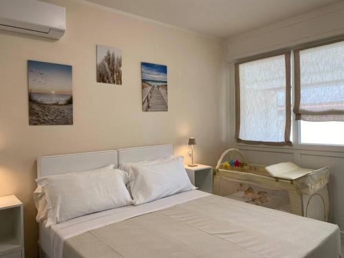 a bedroom with a white bed and a window at Hotel Raffaelli Villa Angela in Forte dei Marmi
