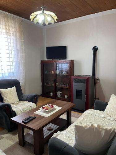 a living room with two chairs and a coffee table at Apartman CVET Bajina Bašta in Bajina Bašta