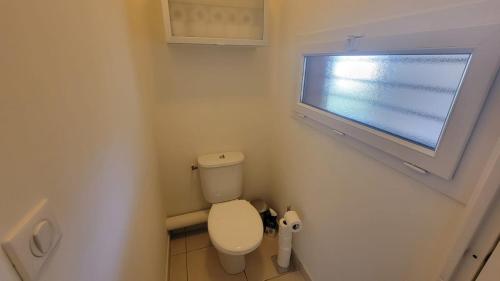 Elle comprend une petite salle de bains pourvue de toilettes et d'une fenêtre. dans l'établissement Résidence Saphir Finca Majorca, à Collioure