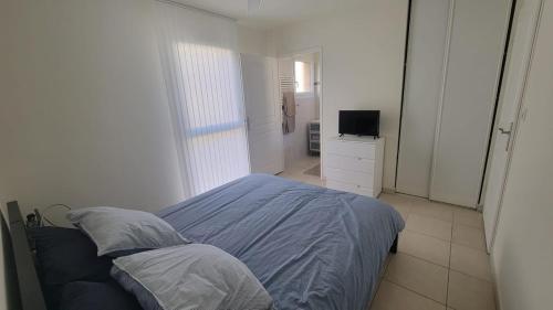 une petite chambre avec un lit et une télévision dans l'établissement Résidence Saphir Finca Majorca, à Collioure