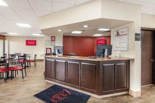 a bar in a restaurant with tables and chairs at Red Roof Inn Staunton in Staunton