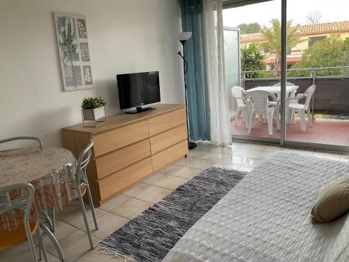 Studio climatisé avec parking privé proche Port le Brusc et Plages