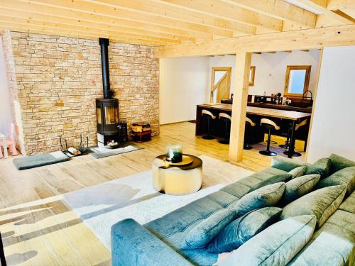 ブイユにあるMAGNIFIQUE CHALET 3 CHAMBRES CONSTRUCTION NEUVEのリビングルーム(ソファ、ピアノ付)