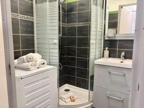 La petite salle de bains est pourvue d'une douche et d'un lavabo. dans l'établissement Palme d'Azur 409 YourHostHelper, à Cannes