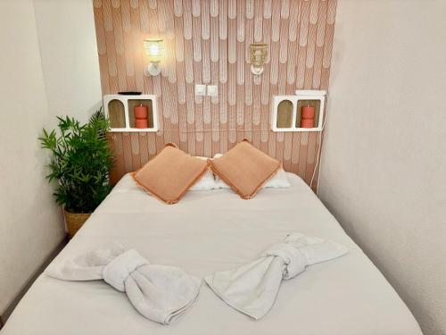 Cette petite chambre comprend un lit avec des serviettes. dans l'établissement Palme d'Azur 409 YourHostHelper, à Cannes