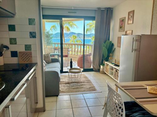 une cuisine avec un réfrigérateur et un salon avec une table dans l'établissement Palme d'Azur 409 YourHostHelper, à Cannes