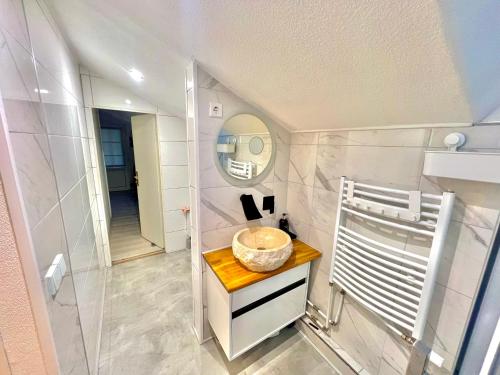 a bathroom with a sink and a mirror at Kleines Paradies an der Nordsee am Großen Meer in Südbrookmerland