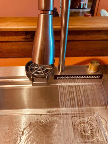 une machine à café assise au-dessus d'un comptoir dans l'établissement Séjournez dans la Tour !, à Ploërmel