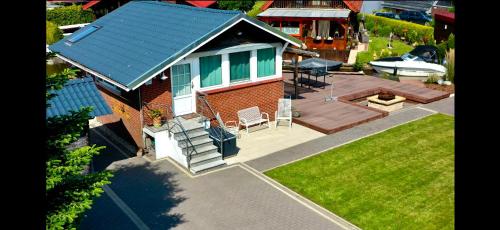 an overhead view of a house with a patio and a yard at Kleines Paradies an der Nordsee am Großen Meer in Südbrookmerland