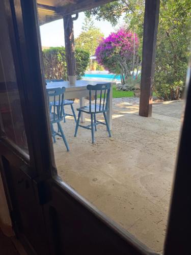 a table and chairs sitting on a patio at Villa Donna Sibilla in Merine