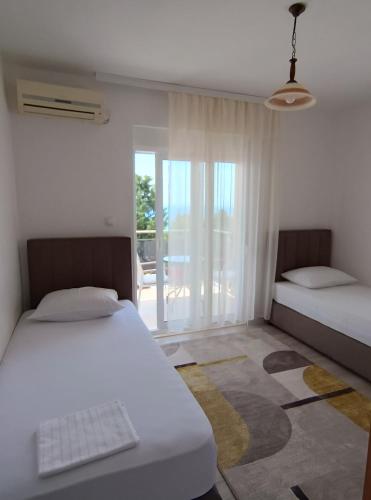 1 dormitorio con 2 camas y vistas a un patio en Jasmin 4, en Ulcinj