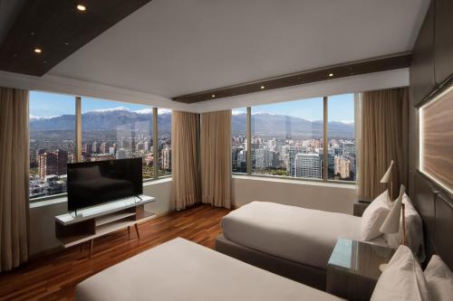 Habitación de hotel con vistas a la ciudad en Boulevard Suites Ferrat, en Santiago