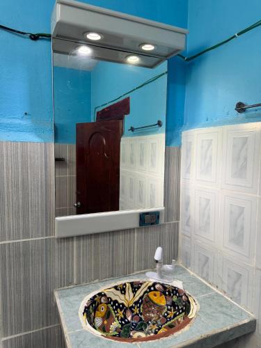 ein Badezimmer mit Waschbecken und Spiegel in der Unterkunft Cabañas santamaria in Tulum