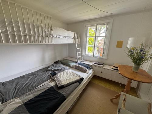 Una cama o camas en una habitación de Hus Solgården