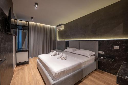 ein Schlafzimmer mit einem großen Bett mit Handtüchern darauf in der Unterkunft Ersa Luxury Rooms in Sarandë