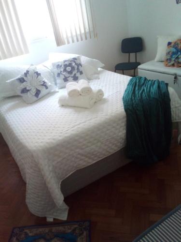 a bedroom with a bed with towels on it at Apto Centro do Rio - Cinelândia - Consulado Americano - Vivo Rio - 1 min Metrô in Rio de Janeiro