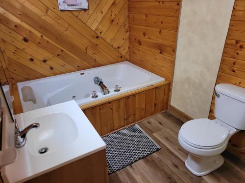 Ένα μπάνιο στο Seven Oaks At Bass Lake - Lakefront Getaway!