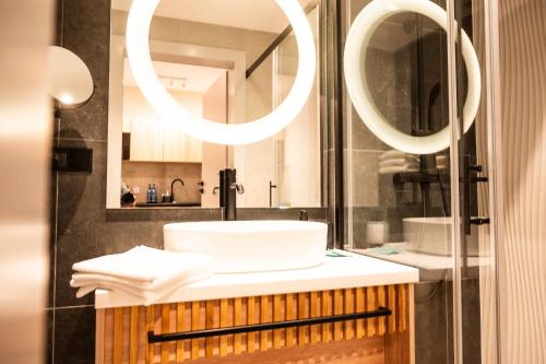 een badkamer met een wastafel en een spiegel bij Baltic Waves Resort A323 in Międzyzdroje