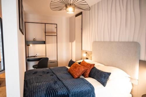 een slaapkamer met een bed met kussens erop bij Baltic Waves Resort A323 in Międzyzdroje