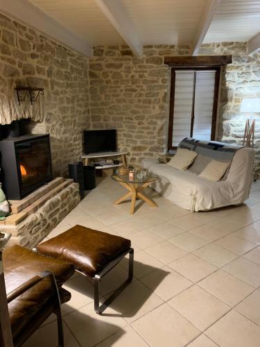 un salon avec un canapé et une cheminée dans l'établissement Penty Bretagne, à Penmarcʼh