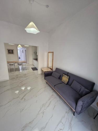 ブッジェッルにあるCasa al Mare Lumèaの大理石フロアのリビングルーム(ソファ付)