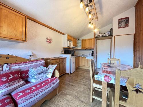 une cuisine avec une table et une salle à manger dans l'établissement Appartement au pied des pistes avec balcon, animaux acceptés - FR-1-505-84, à Notre-Dame-de-Bellecombe