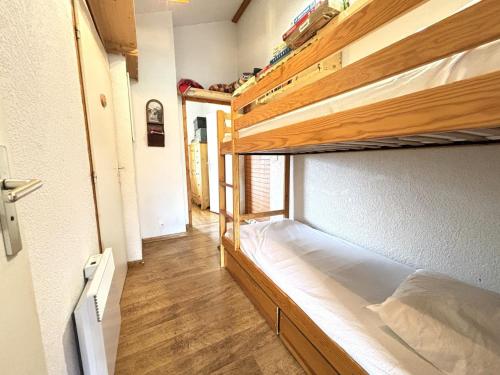 een kamer met twee stapelbedden in een kamer bij Appartement au pied des pistes avec balcon, animaux acceptés - FR-1-505-84 in Notre-Dame-de-Bellecombe